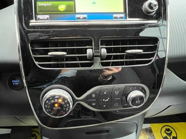 Красный Рено Зое, объемом двигателя 0 л и пробегом 106 тыс. км за 11500 $, фото 15 на Automoto.ua