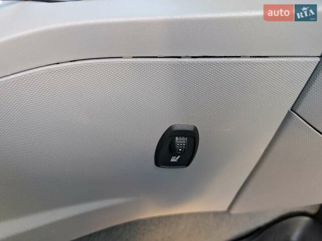 Красный Рено Зое, объемом двигателя 0 л и пробегом 178 тыс. км за 8850 $, фото 41 на Automoto.ua