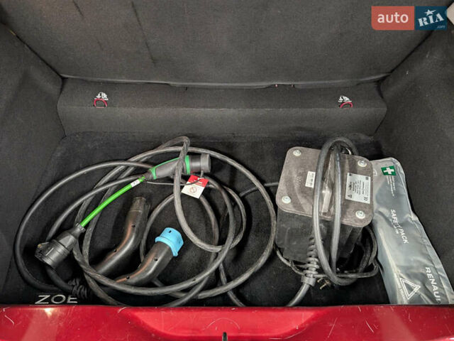 Червоний Рено Зое, об'ємом двигуна 0 л та пробігом 80 тис. км за 6700 $, фото 30 на Automoto.ua