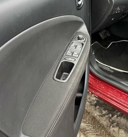 Красный Рено Зое, объемом двигателя 0 л и пробегом 152 тыс. км за 9500 $, фото 9 на Automoto.ua