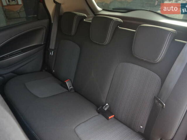 Красный Рено Зое, объемом двигателя 0 л и пробегом 48 тыс. км за 10555 $, фото 50 на Automoto.ua