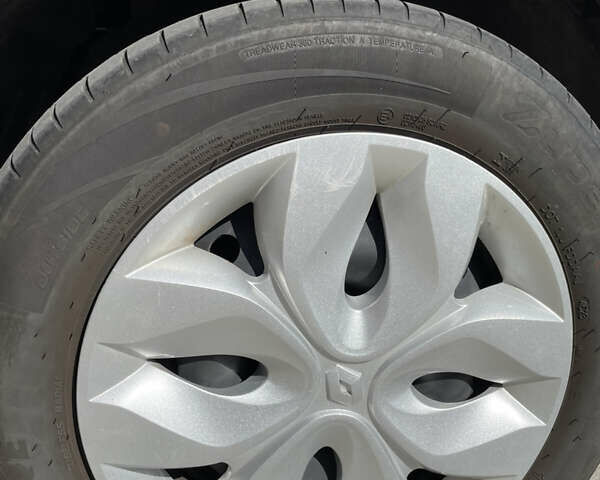 Красный Рено Зое, объемом двигателя 0 л и пробегом 102 тыс. км за 8900 $, фото 35 на Automoto.ua