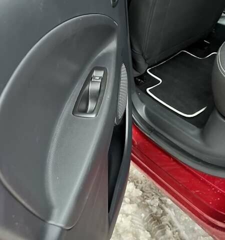 Красный Рено Зое, объемом двигателя 0 л и пробегом 152 тыс. км за 9500 $, фото 3 на Automoto.ua