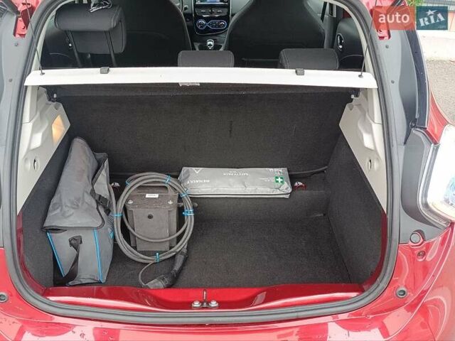 Красный Рено Зое, объемом двигателя 0 л и пробегом 77 тыс. км за 10500 $, фото 17 на Automoto.ua