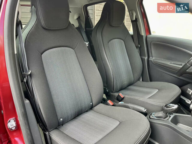 Красный Рено Зое, объемом двигателя 0 л и пробегом 98 тыс. км за 10399 $, фото 27 на Automoto.ua