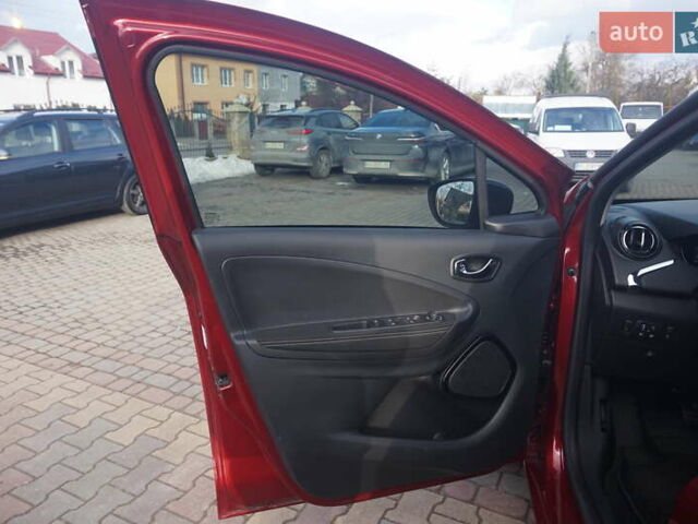 Красный Рено Зое, объемом двигателя 0 л и пробегом 48 тыс. км за 10555 $, фото 26 на Automoto.ua