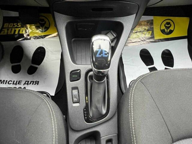 Красный Рено Зое, объемом двигателя 0 л и пробегом 106 тыс. км за 11500 $, фото 13 на Automoto.ua