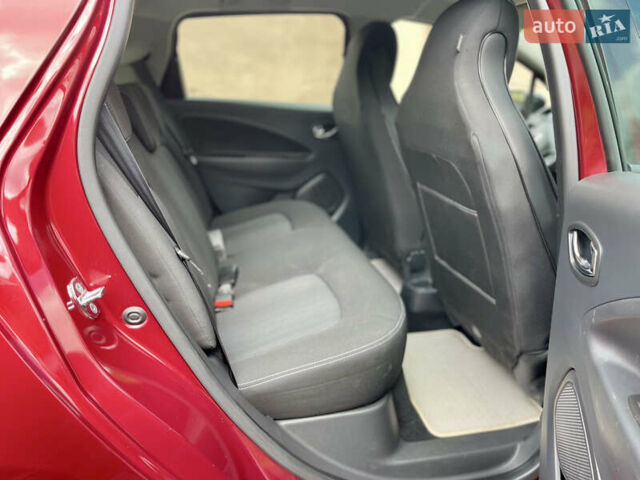 Красный Рено Зое, объемом двигателя 0 л и пробегом 98 тыс. км за 10399 $, фото 29 на Automoto.ua