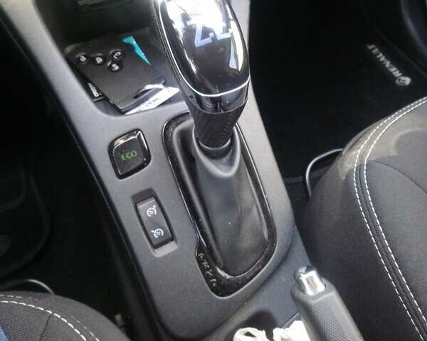 Красный Рено Зое, объемом двигателя 0 л и пробегом 105 тыс. км за 8600 $, фото 3 на Automoto.ua