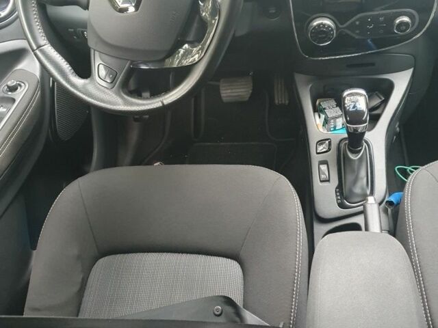 Красный Рено Зое, объемом двигателя 0 л и пробегом 104 тыс. км за 8448 $, фото 5 на Automoto.ua