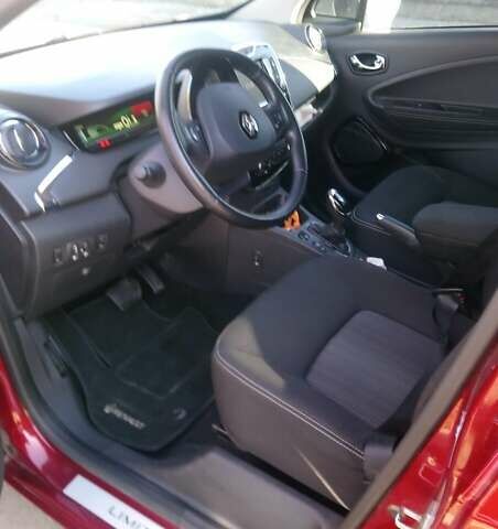 Красный Рено Зое, объемом двигателя 0 л и пробегом 105 тыс. км за 8450 $, фото 8 на Automoto.ua