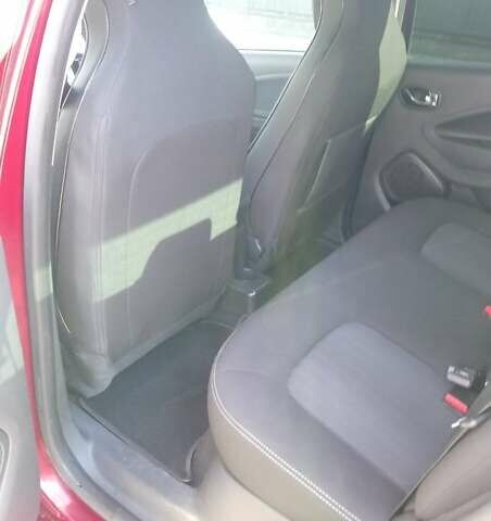 Красный Рено Зое, объемом двигателя 0 л и пробегом 105 тыс. км за 8450 $, фото 10 на Automoto.ua