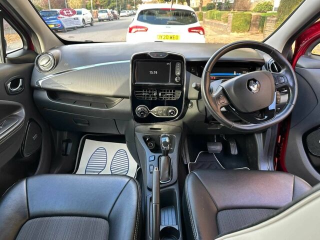 Красный Рено Зое, объемом двигателя 0 л и пробегом 17 тыс. км за 7400 $, фото 6 на Automoto.ua