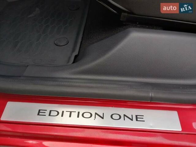 Красный Рено Зое, объемом двигателя 0 л и пробегом 115 тыс. км за 14300 $, фото 14 на Automoto.ua