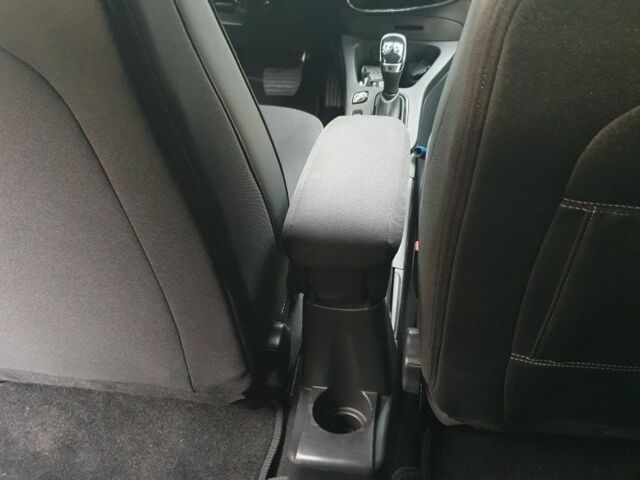 Красный Рено Зое, объемом двигателя 0 л и пробегом 104 тыс. км за 8448 $, фото 6 на Automoto.ua