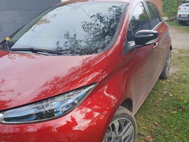 Красный Рено Зое, объемом двигателя 0 л и пробегом 104 тыс. км за 8448 $, фото 1 на Automoto.ua