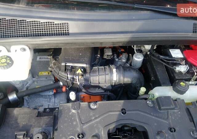 Красный Рено Зое, объемом двигателя 0 л и пробегом 105 тыс. км за 8600 $, фото 5 на Automoto.ua