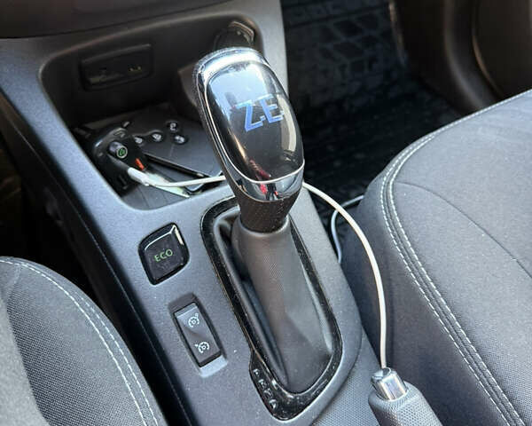 Рено Зое 2019 в Львове на Automoto.ua Красный Рено Зое, объемом двигателя 0 л и пробегом 41 тыс. км за 11550 $, фото 8 на Automoto.ua