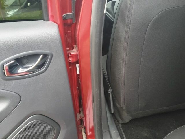 Красный Рено Зое, объемом двигателя 0 л и пробегом 104 тыс. км за 8448 $, фото 7 на Automoto.ua