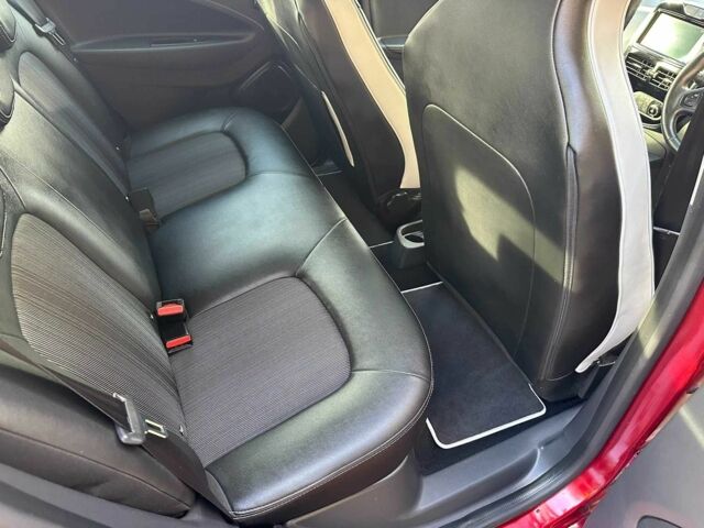 Красный Рено Зое, объемом двигателя 0 л и пробегом 17 тыс. км за 7400 $, фото 5 на Automoto.ua