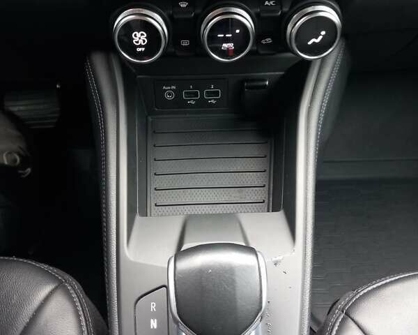 Красный Рено Зое, объемом двигателя 0 л и пробегом 115 тыс. км за 14300 $, фото 20 на Automoto.ua