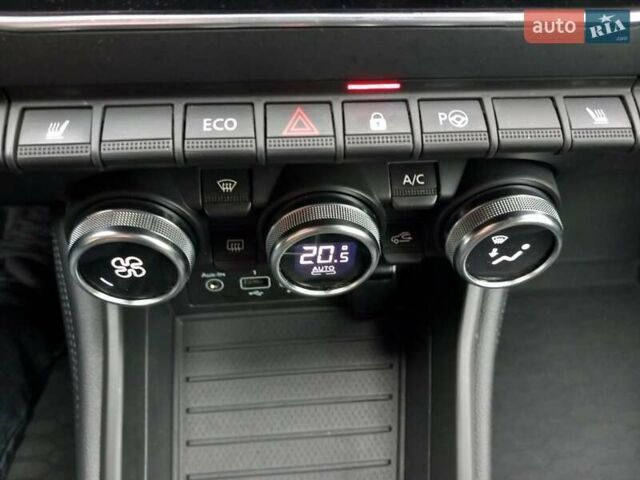 Красный Рено Зое, объемом двигателя 0 л и пробегом 115 тыс. км за 14300 $, фото 17 на Automoto.ua