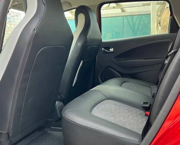 Красный Рено Зое, объемом двигателя 0 л и пробегом 95 тыс. км за 13000 $, фото 17 на Automoto.ua