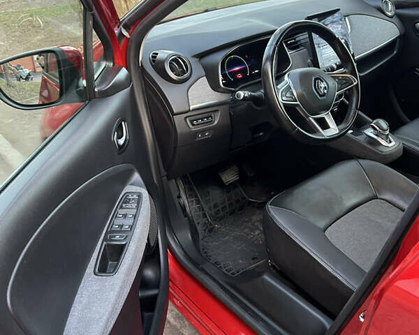 Красный Рено Зое, объемом двигателя 0 л и пробегом 93 тыс. км за 11400 $, фото 7 на Automoto.ua