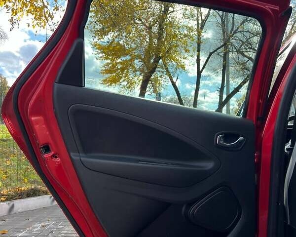 Красный Рено Зое, объемом двигателя 0 л и пробегом 95 тыс. км за 13000 $, фото 7 на Automoto.ua
