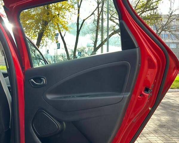 Красный Рено Зое, объемом двигателя 0 л и пробегом 95 тыс. км за 13000 $, фото 9 на Automoto.ua