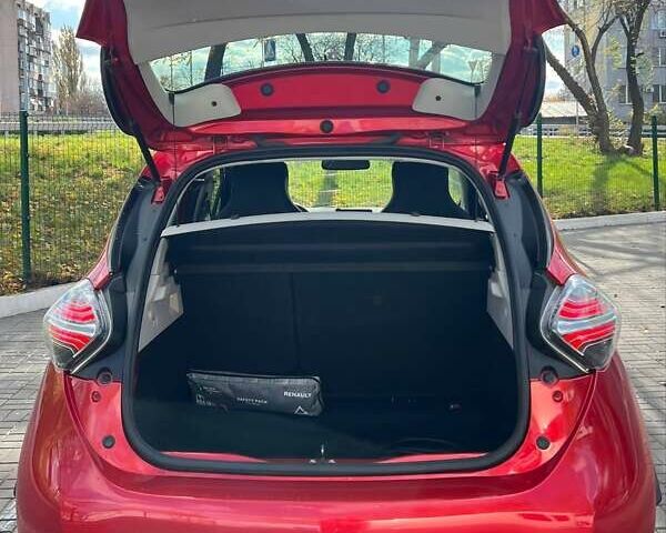 Красный Рено Зое, объемом двигателя 0 л и пробегом 95 тыс. км за 13000 $, фото 13 на Automoto.ua