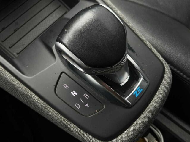 Красный Рено Зое, объемом двигателя 0 л и пробегом 62 тыс. км за 13500 $, фото 15 на Automoto.ua