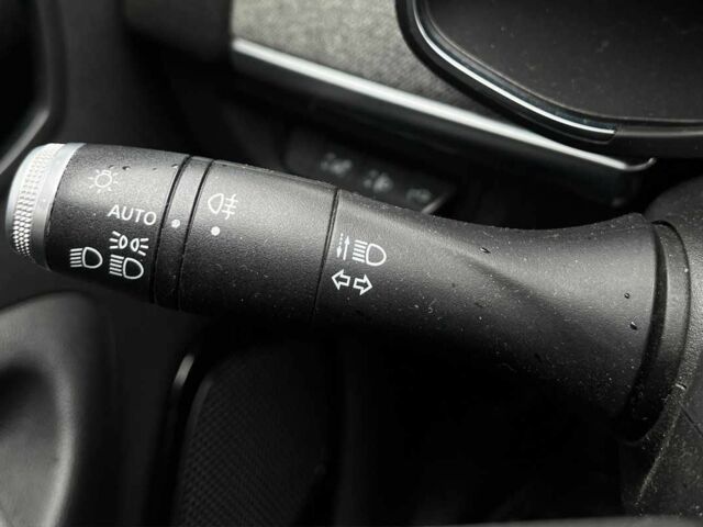 Красный Рено Зое, объемом двигателя 0 л и пробегом 62 тыс. км за 13500 $, фото 19 на Automoto.ua