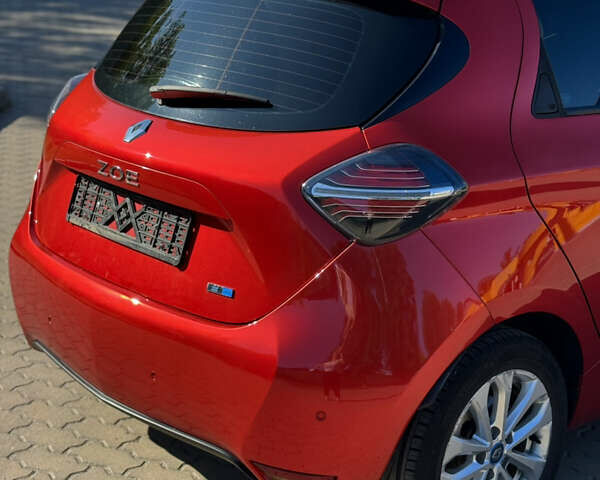 Красный Рено Зое, объемом двигателя 0 л и пробегом 65 тыс. км за 12500 $, фото 7 на Automoto.ua