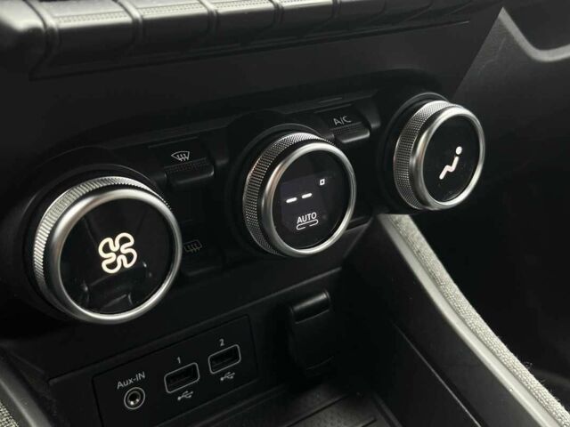 Красный Рено Зое, объемом двигателя 0 л и пробегом 62 тыс. км за 13500 $, фото 16 на Automoto.ua