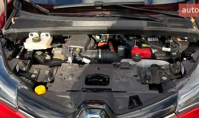 Красный Рено Зое, объемом двигателя 0 л и пробегом 95 тыс. км за 13000 $, фото 11 на Automoto.ua