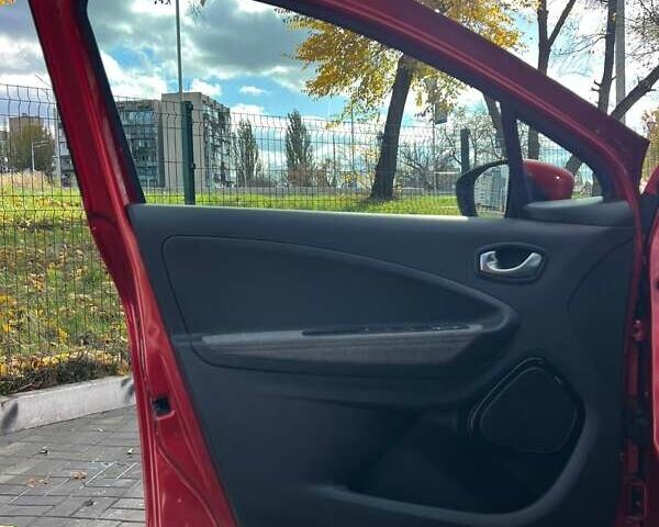 Красный Рено Зое, объемом двигателя 0 л и пробегом 95 тыс. км за 13000 $, фото 3 на Automoto.ua