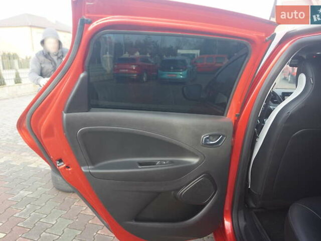 Красный Рено Зое, объемом двигателя 0 л и пробегом 137 тыс. км за 12500 $, фото 44 на Automoto.ua