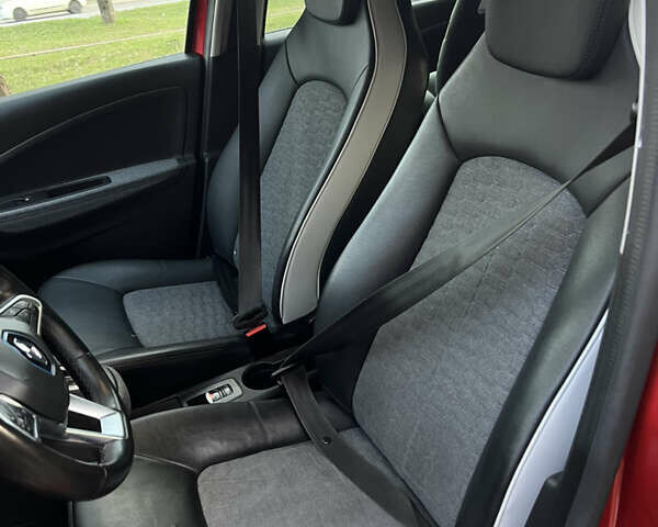 Красный Рено Зое, объемом двигателя 0 л и пробегом 93 тыс. км за 11400 $, фото 9 на Automoto.ua