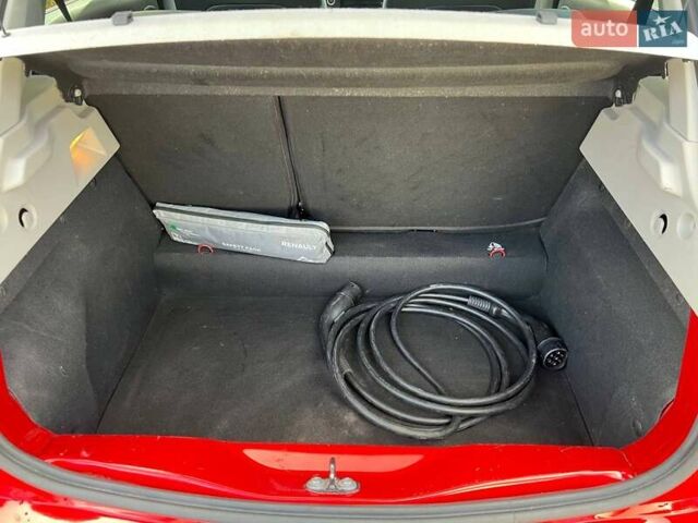 Красный Рено Зое, объемом двигателя 0 л и пробегом 95 тыс. км за 13000 $, фото 10 на Automoto.ua