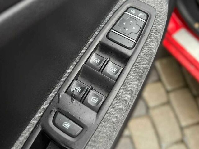 Красный Рено Зое, объемом двигателя 0 л и пробегом 62 тыс. км за 13500 $, фото 9 на Automoto.ua