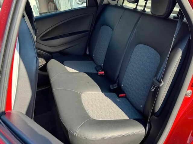 Красный Рено Зое, объемом двигателя 0 л и пробегом 34 тыс. км за 5600 $, фото 10 на Automoto.ua