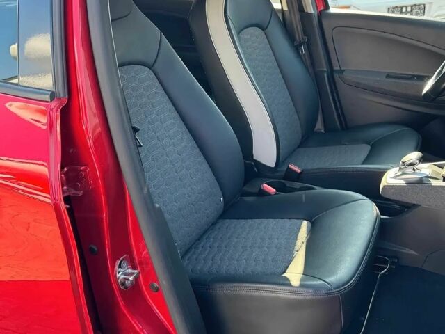 Красный Рено Зое, объемом двигателя 0 л и пробегом 34 тыс. км за 5600 $, фото 7 на Automoto.ua