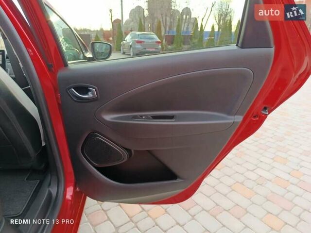 Красный Рено Зое, объемом двигателя 0 л и пробегом 21 тыс. км за 13999 $, фото 51 на Automoto.ua