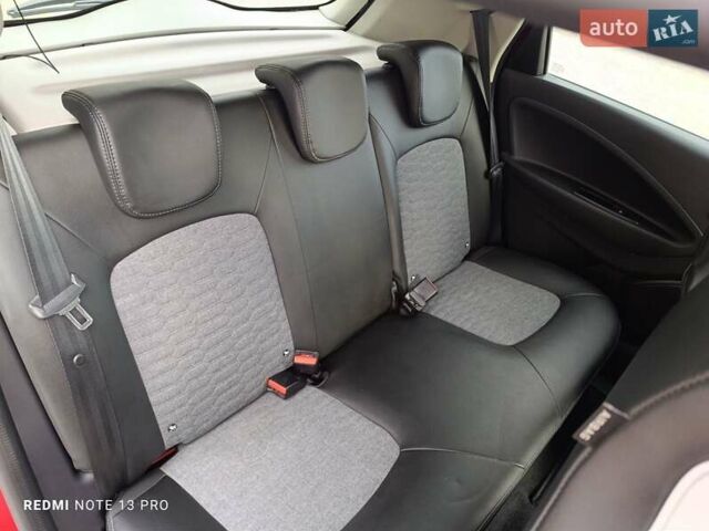 Красный Рено Зое, объемом двигателя 0 л и пробегом 21 тыс. км за 13999 $, фото 32 на Automoto.ua