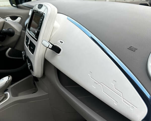 Рено Зое, объемом двигателя 0 л и пробегом 106 тыс. км за 7200 $, фото 15 на Automoto.ua