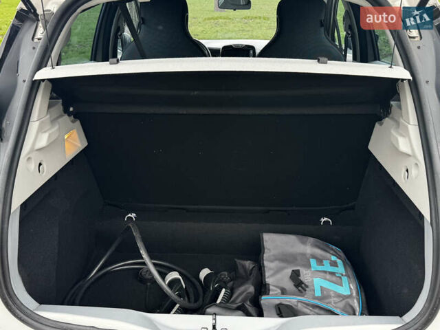 Рено Зое, объемом двигателя 0 л и пробегом 61 тыс. км за 7600 $, фото 13 на Automoto.ua