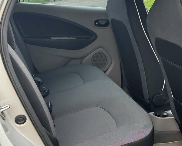 Рено Зое, объемом двигателя 0 л и пробегом 61 тыс. км за 7600 $, фото 14 на Automoto.ua