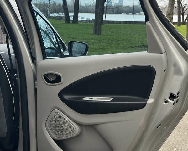 Рено Зое, объемом двигателя 0 л и пробегом 61 тыс. км за 7600 $, фото 15 на Automoto.ua