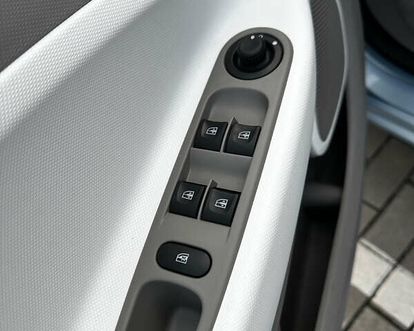 Рено Зое, объемом двигателя 0 л и пробегом 106 тыс. км за 7200 $, фото 21 на Automoto.ua